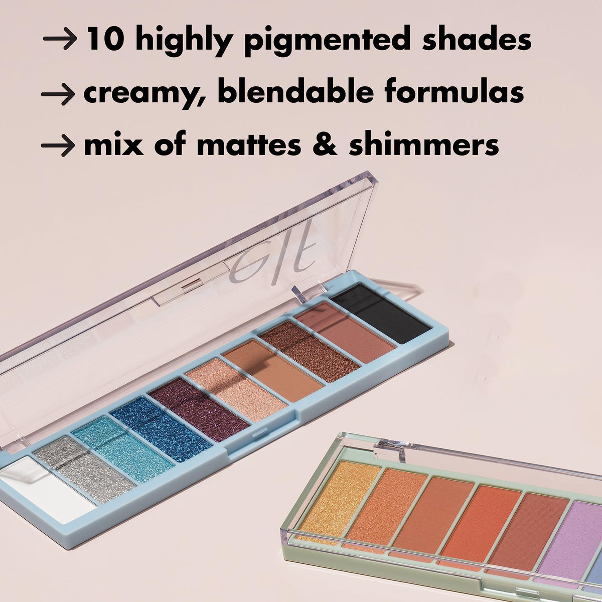 Palette de Fards à Paupières e.l.f. Perfect 10 avec un pinceau de maquillage à côté