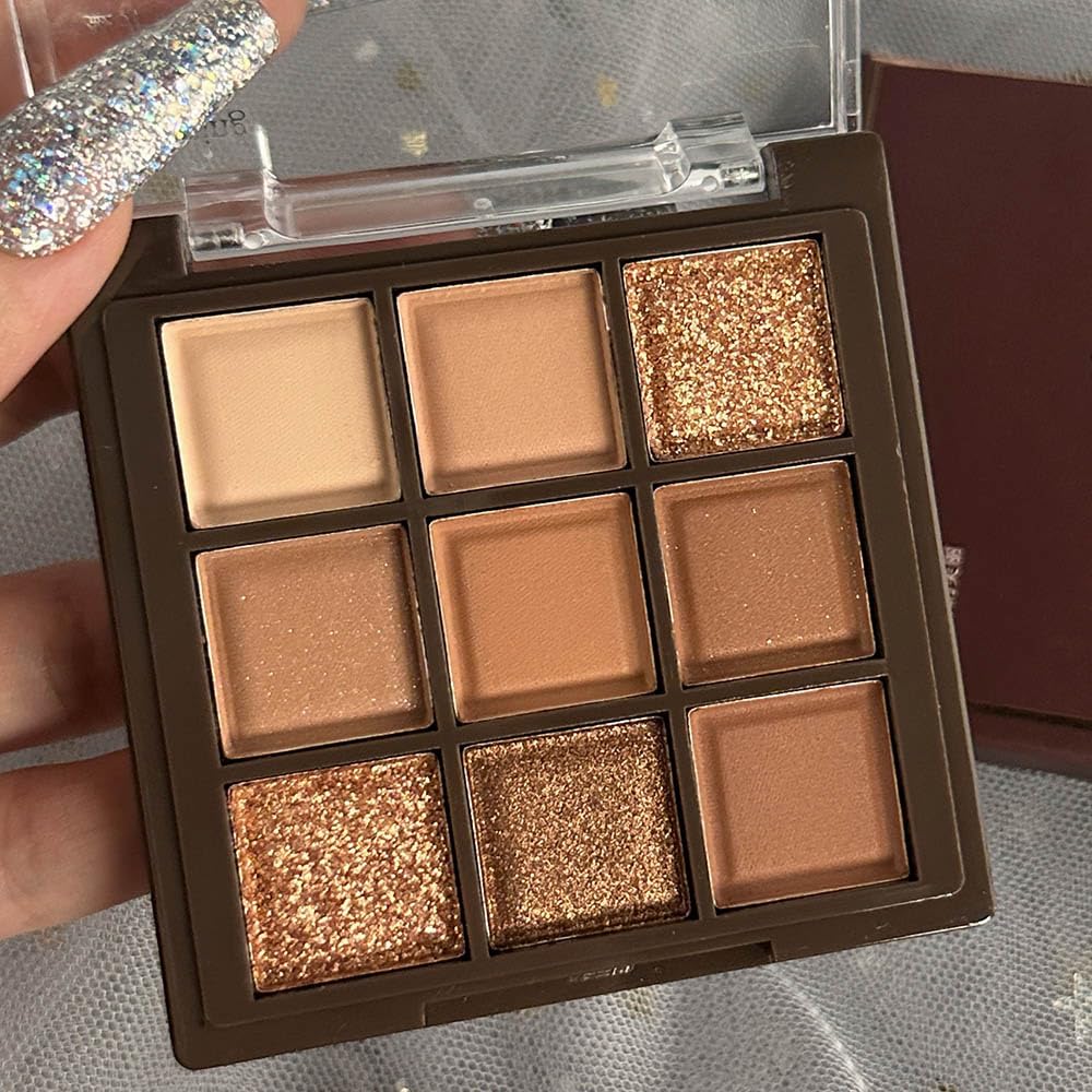 Palette de fards à paupières marron CAKAILA en situation de maquillage