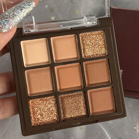 Palette de fards à paupières marron CAKAILA en situation de maquillage