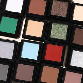 Palette de fards à paupières UCANBE avec accessoires de maquillage
