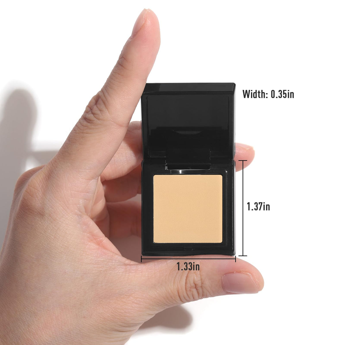 Palette de fards à paupières UCANBE dans un sac de maquillage