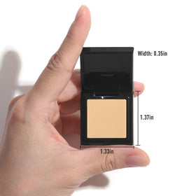 Palette de fards à paupières UCANBE dans un sac de maquillage