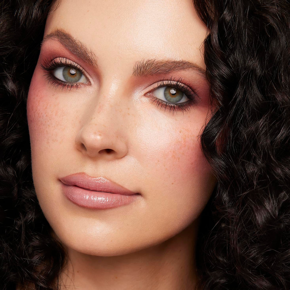 Palette de fards ColourPop ouverte montrant les teintes