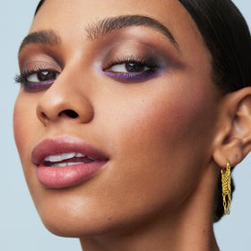 Palette e.l.f. Perfect 10 sur fond de maquillage avec application sur les yeux
