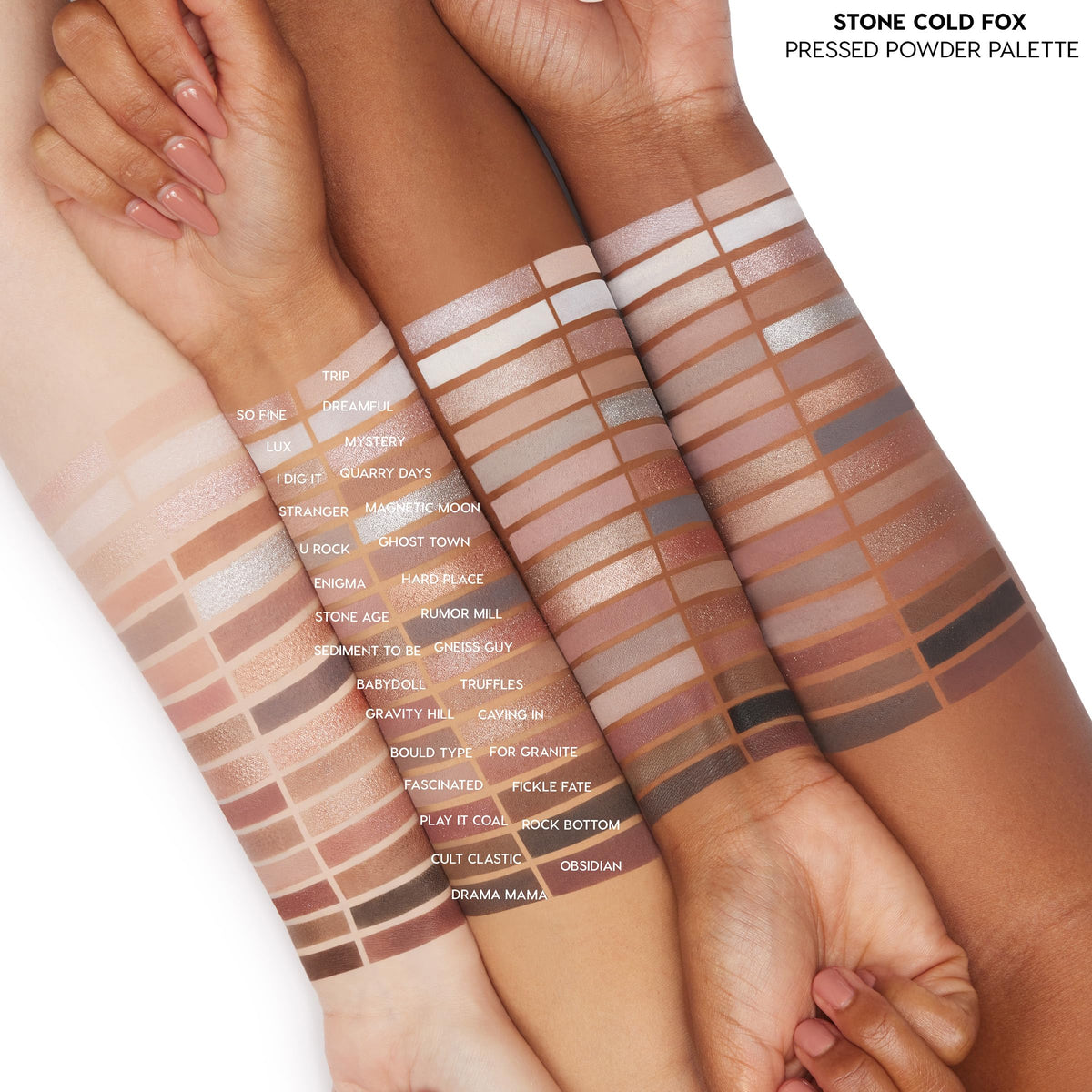 Palette Stone Cold Fox posée sur une table avec accessoires de maquillage