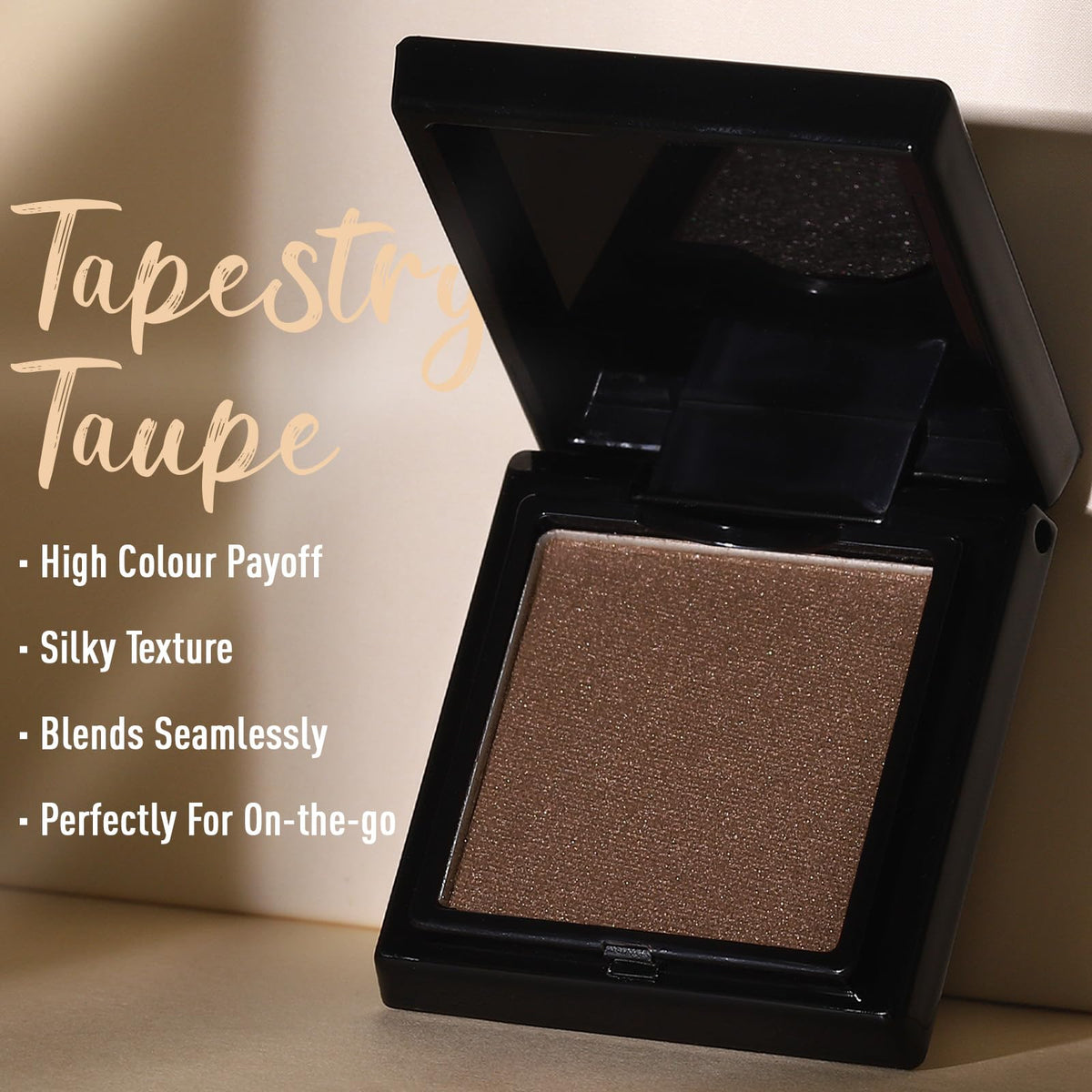 Palette UCANBE sur un fond de maquillage
