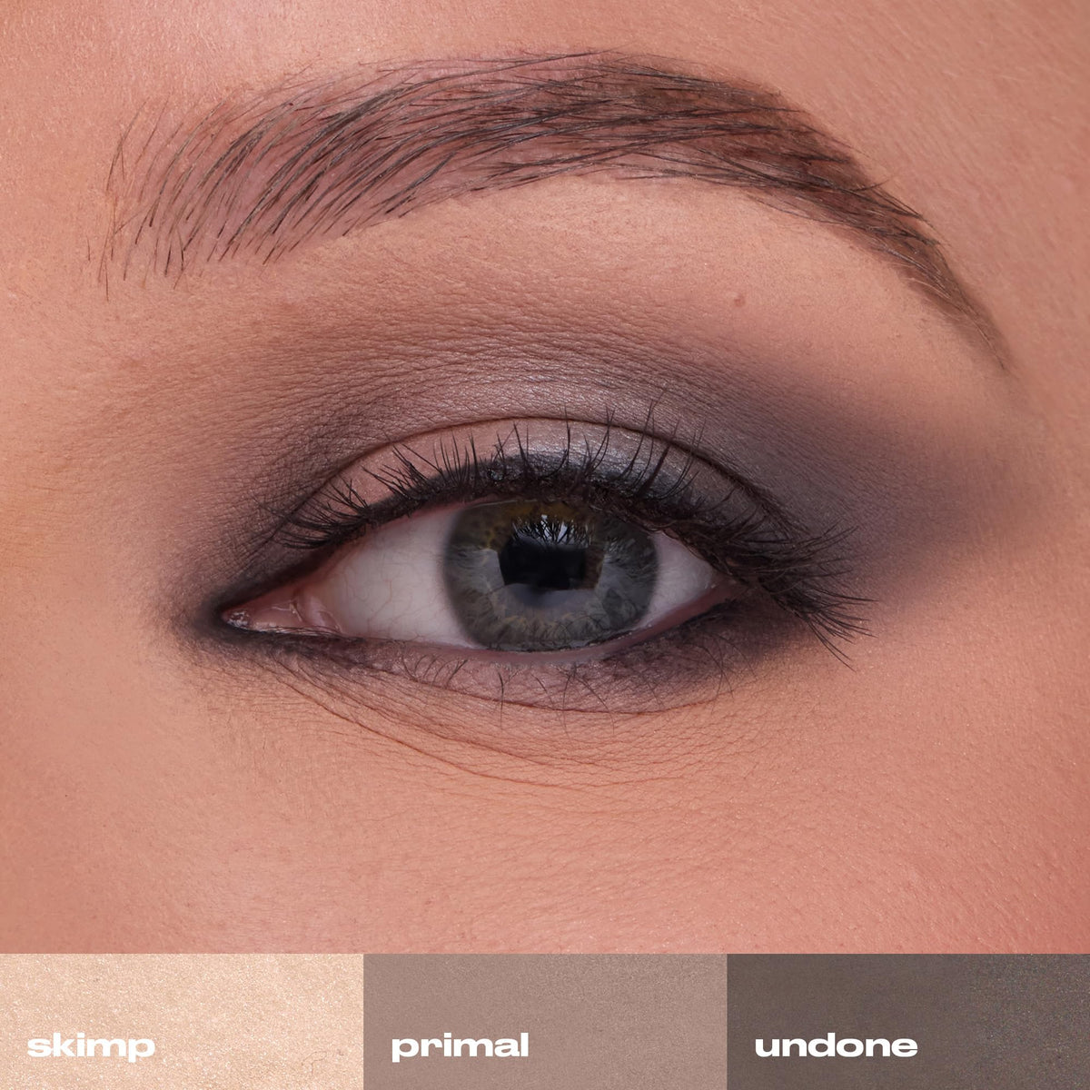 Palette URBAN DECAY Naked2 Basics sur un fond neutre