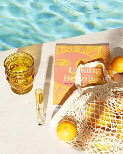 Parfum Cheirosa '62 de Sol de Janeiro sur une table en bois