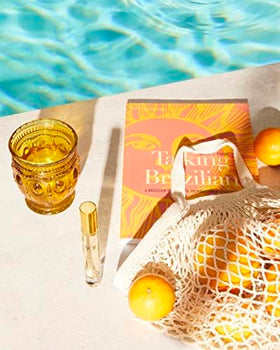 Parfum Cheirosa '62 de Sol de Janeiro sur une table en bois