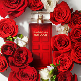 Parfum Elizabeth Arden Red Door sur une coiffeuse