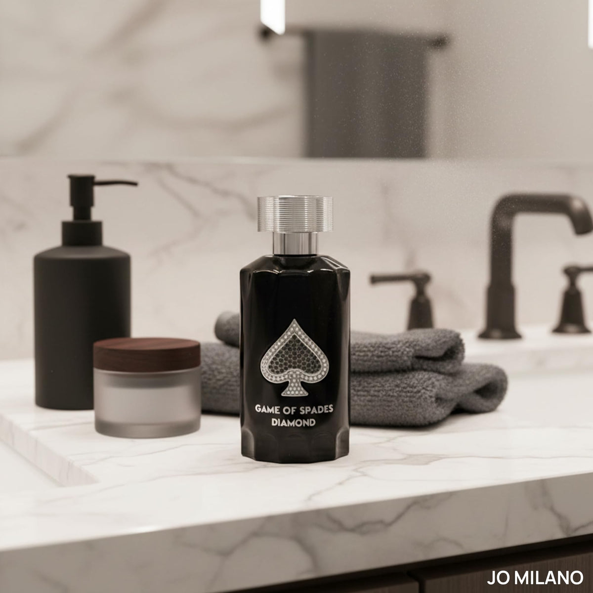 Parfum Jo Milano Game of Spades Diamond 100ml sur table avec accessoires