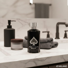 Parfum Jo Milano Game of Spades Diamond 100ml sur table avec accessoires