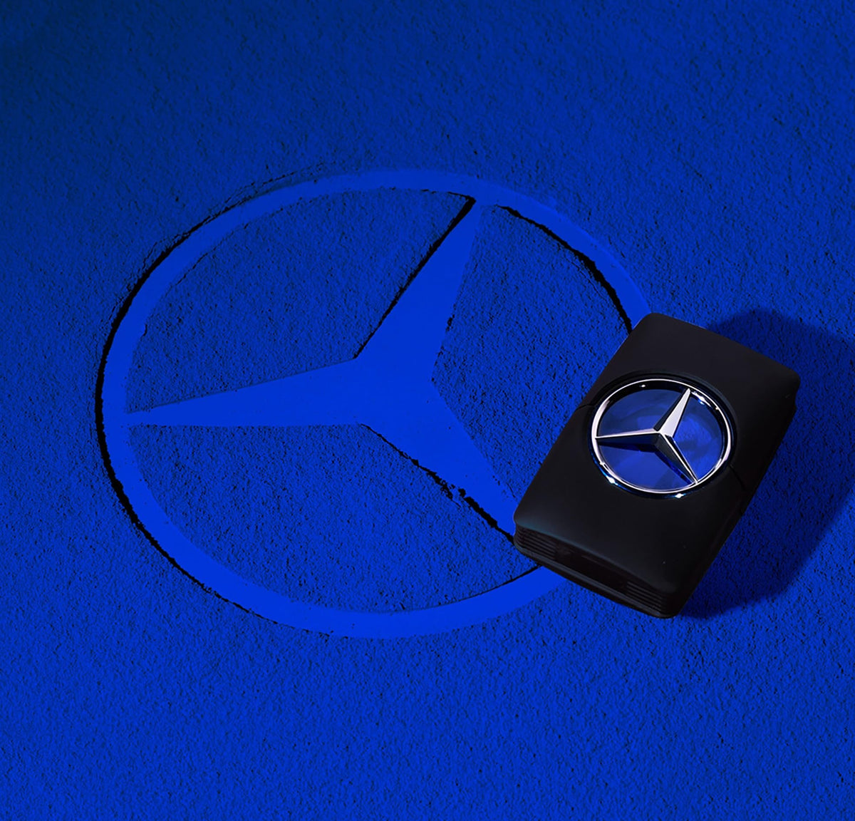 Parfum masculin élégant de Mercedes Benz sur fond neutre