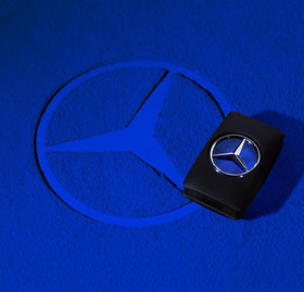 Parfum masculin élégant de Mercedes Benz sur fond neutre