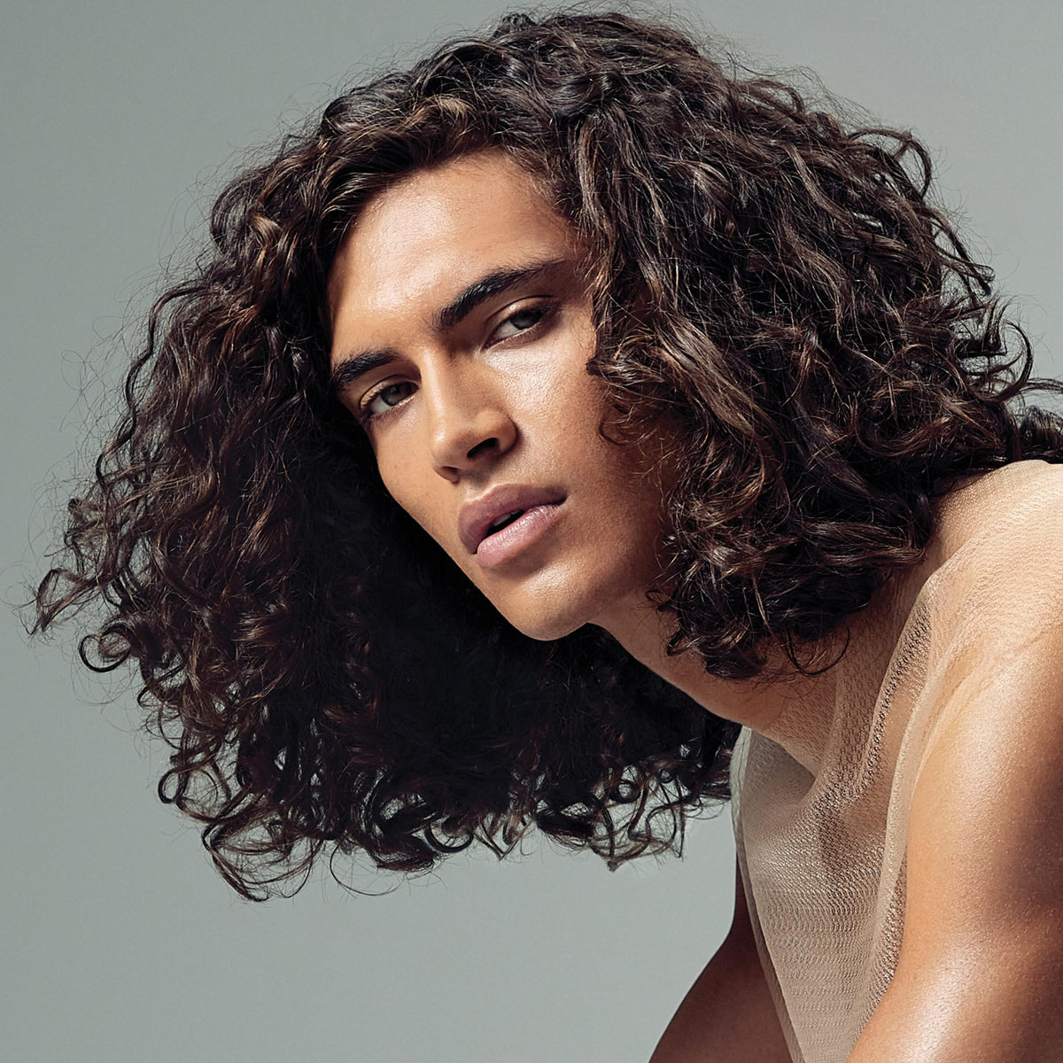 Paul Mitchell The Detangler 1L en utilisation sur cheveux