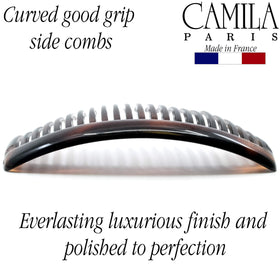 Peigne Camila sur une table avec d'autres accessoires de coiffure