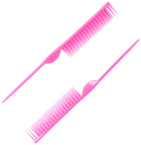 Peigne CocoBlack Naturals rose posé sur une surface avec des produits capillaires