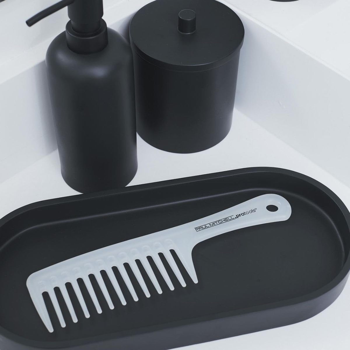 Peigne démêlant large Paul Mitchell dans une trousse de beauté