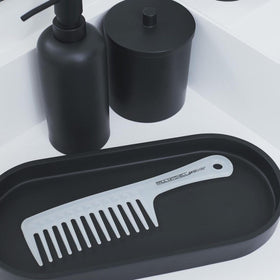 Peigne démêlant large Paul Mitchell dans une trousse de beauté