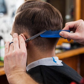 Peigne Soft 'N Style sur une table avec des accessoires de coiffure