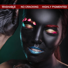 Peinture corporelle noire MEICOLY à côté d'autres accessoires de maquillage