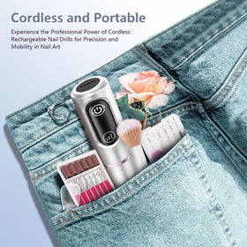 Perceuse à ongles TUOBEO dans un sac de voyage