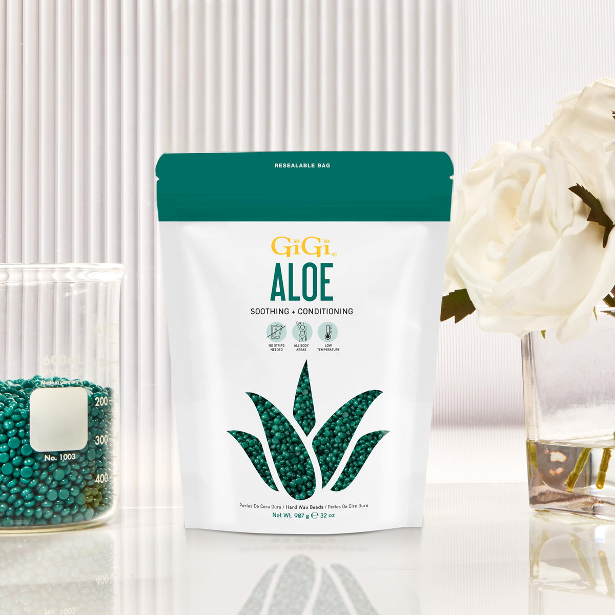 Perles de cire GIGI sur fond blanc