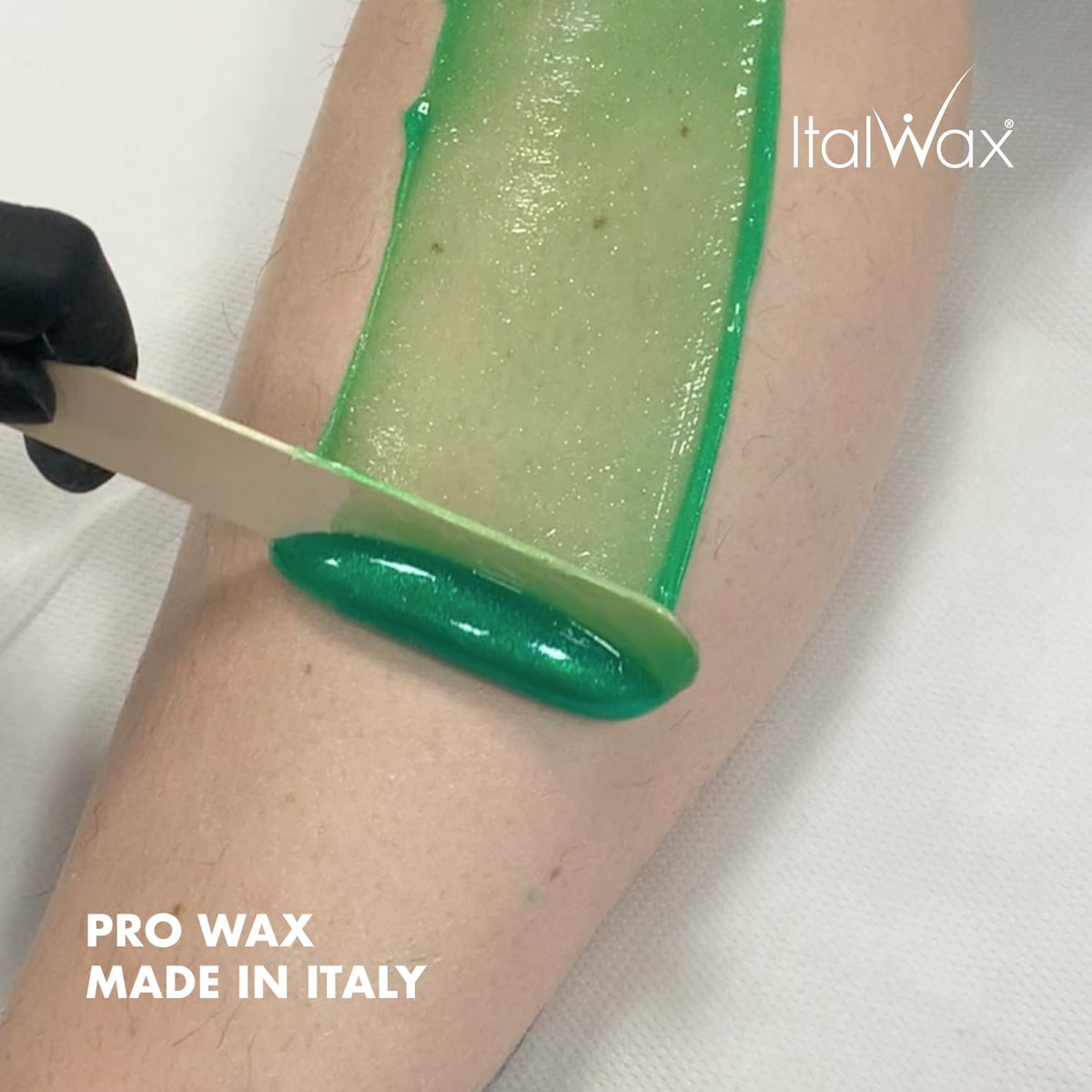 Perles de cire Italwax prêtes à l'utilisation dans un salon
