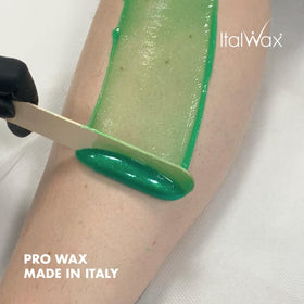 Perles de cire Italwax prêtes à l'utilisation dans un salon