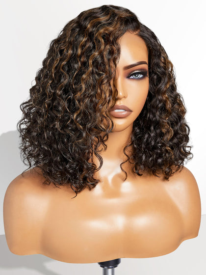 Perruque bouclée LUVME HAIR 12 pouces avec reflets blonds vue de face