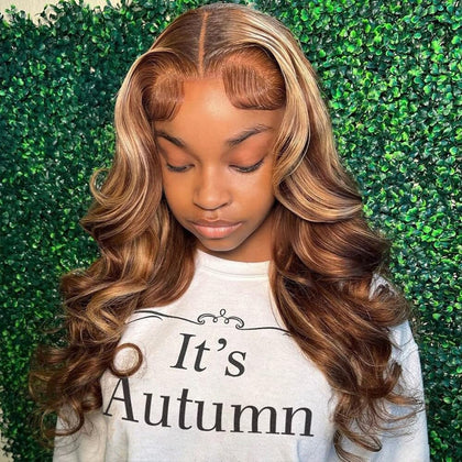 Perruque Pizazz blond miel vue de face avec lacet transparent