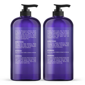 Personne appliquant le shampooing Botanic Hearth sur des cheveux bouclés
