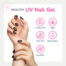 Personne appliquant le vernis gel SUNUV sur les ongles