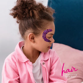 Personne portant du gel pailleté violet lors d'un festival