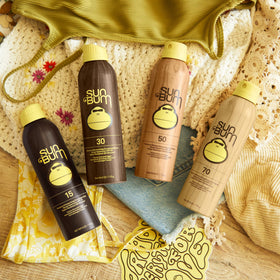 Personne utilisant le spray solaire Sun Bum à la plage