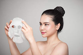 Personne utilisant un masque de visage SpaLife dans un cadre relaxant
