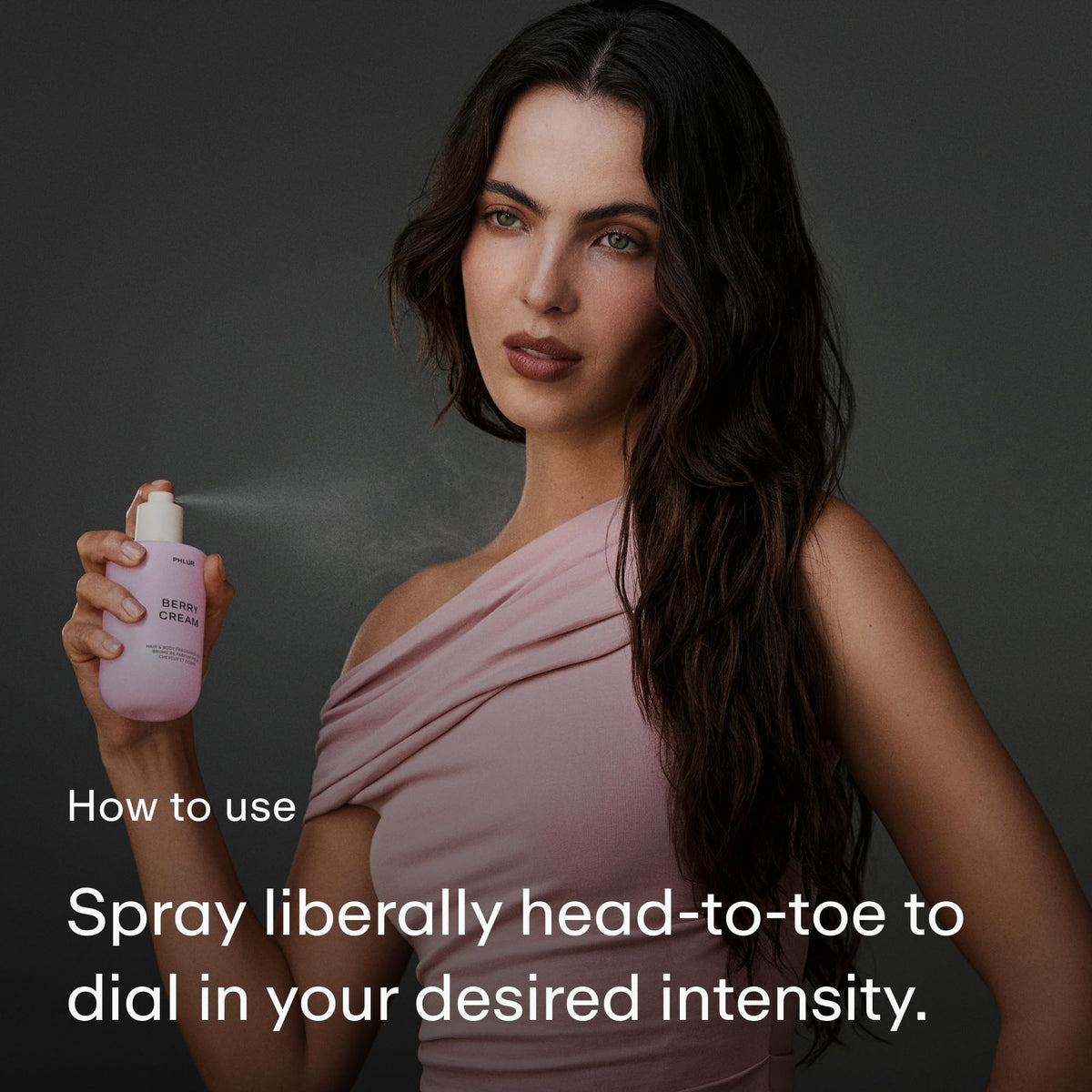 PHLUR Brume Berry Cream sur un fond naturel