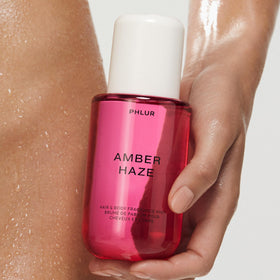 PHLUR Brume Corporelle Amber Haze 240 ml en situation sur une coiffeuse
