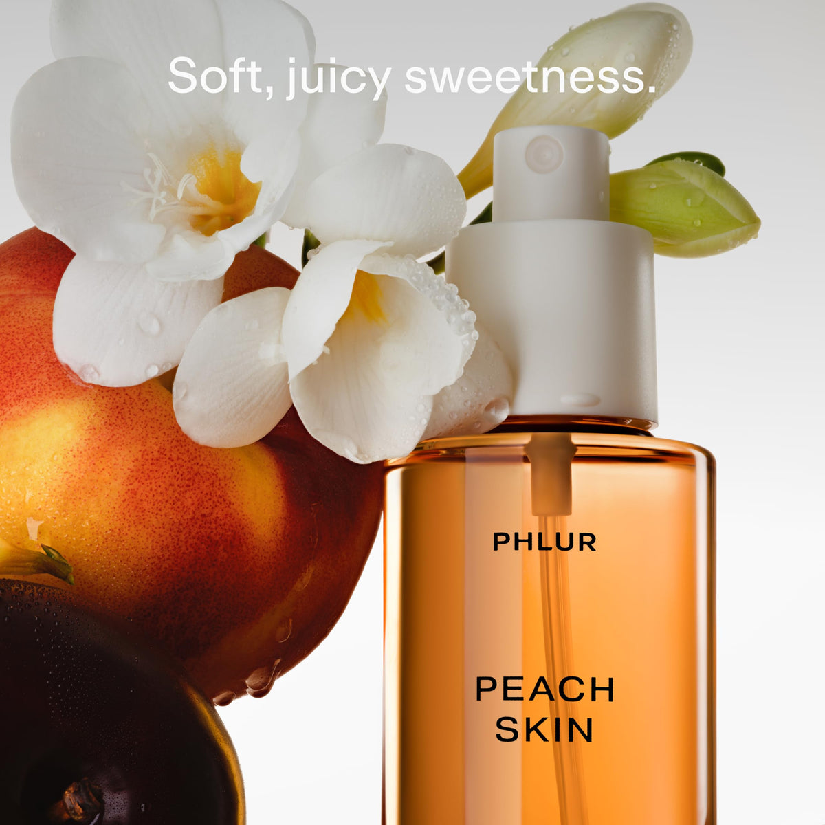 PHLUR Brume Corporelle Pêche 90 ml en situation sur une coiffeuse