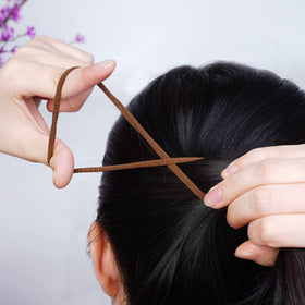 Pimoys élastiques à cheveux noirs sur un fond blanc