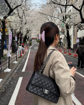 Pince à cheveux rose Hana Mia dans son sac de transport