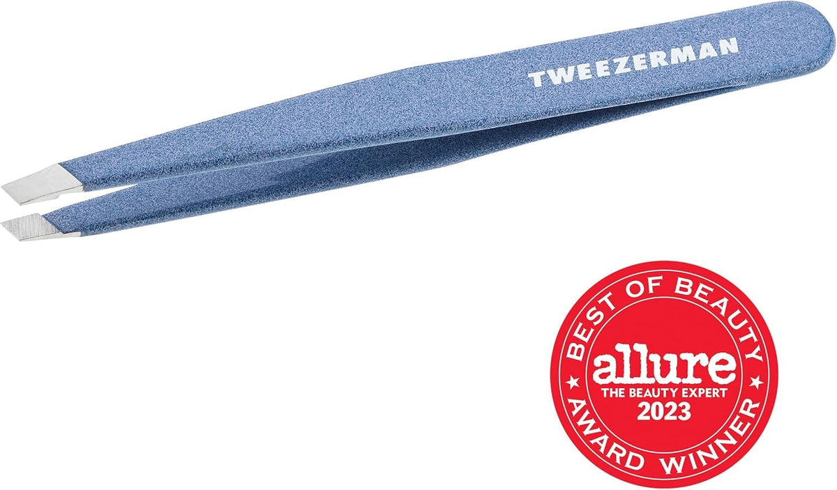 Pince à épiler Tweezerman Slant sur une table de maquillage