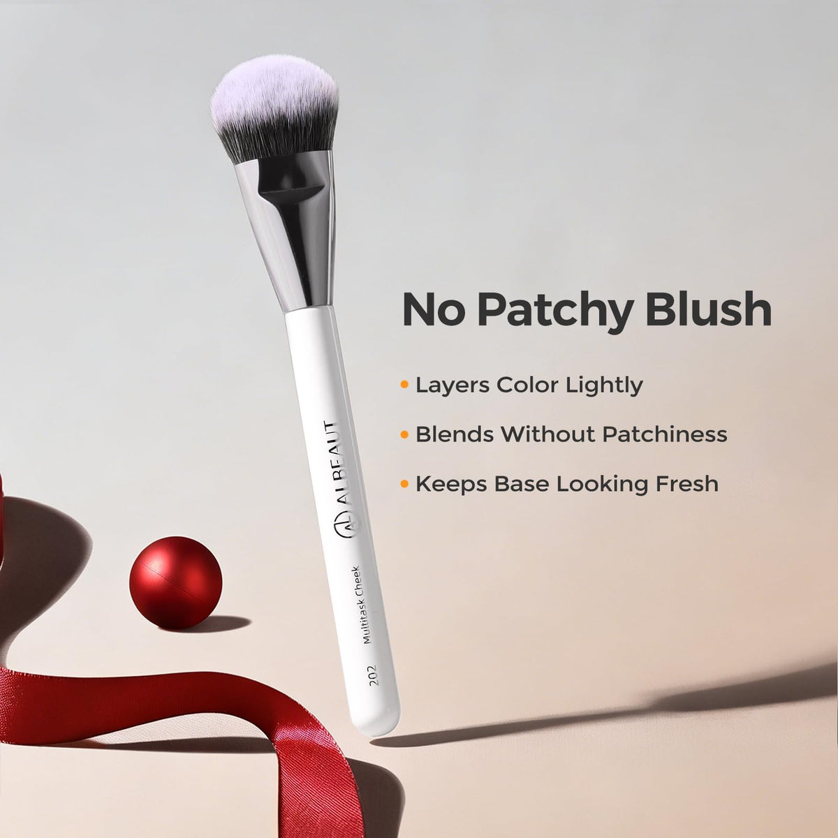 Pinceau à blush ALBEAUT 202 à côté d'autres outils de maquillage