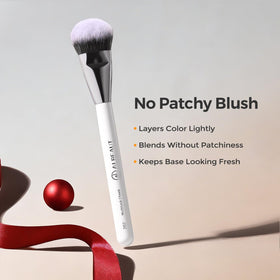 Pinceau à blush ALBEAUT 202 à côté d'autres outils de maquillage