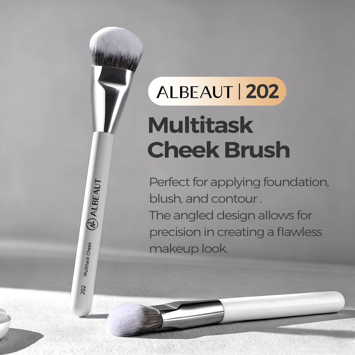 Pinceau à blush ALBEAUT 202 sur fond blanc
