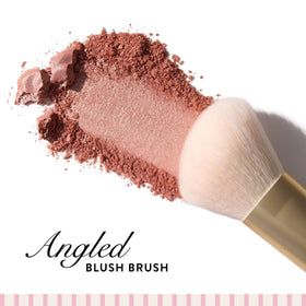 Pinceau à blush LAURA GELLER avec d'autres accessoires de maquillage