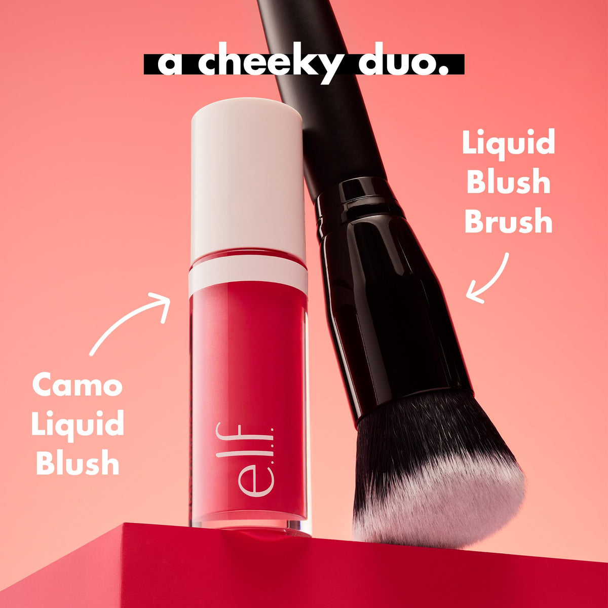 Pinceau à blush liquide e.l.f. en utilisation sur le visage