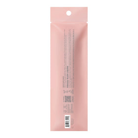 Pinceau à blush liquide e.l.f. sur un fond neutre