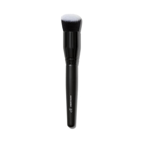 Pinceau à blush liquide e.l.f. vue de face avec tête anglée