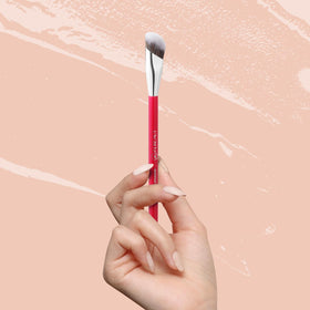 Pinceau à correcteur ALBEAUT 193 utilisé sur une peau délicate